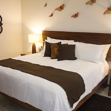 Casa Ticul Hotel Boutique - 5Th Ave (Adults Only) Playa del Carmen Eksteriør billede A bed with a bed runner